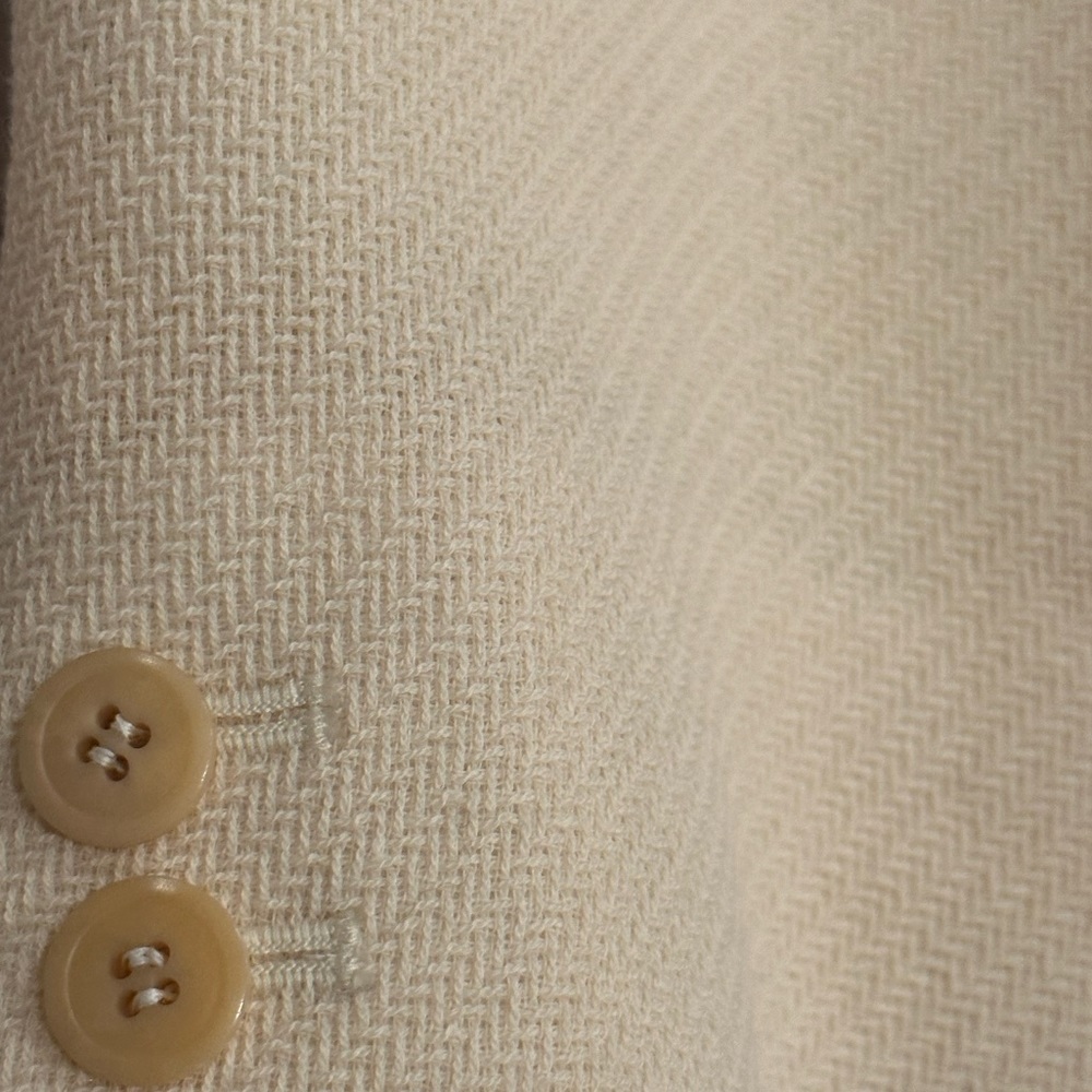 Emanuel Ungaro wool BlazerWith RemovableFur CollarVintage statement piece
Size 8 - Picture 7 of 9